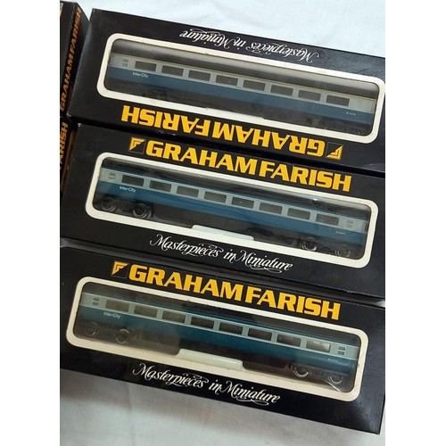 1229 - A large collection of Graham Farish 'N' gauge model railway engines, coaches, goods wagons including... 