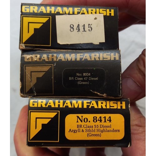 1229 - A large collection of Graham Farish 'N' gauge model railway engines, coaches, goods wagons including... 