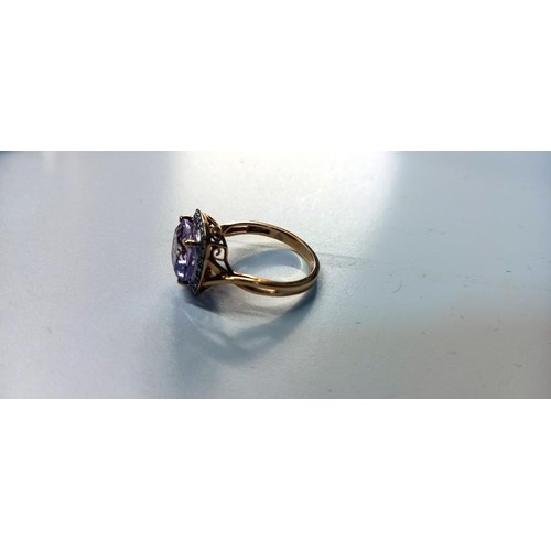 1060C - A 14ct gold ring with large central stone