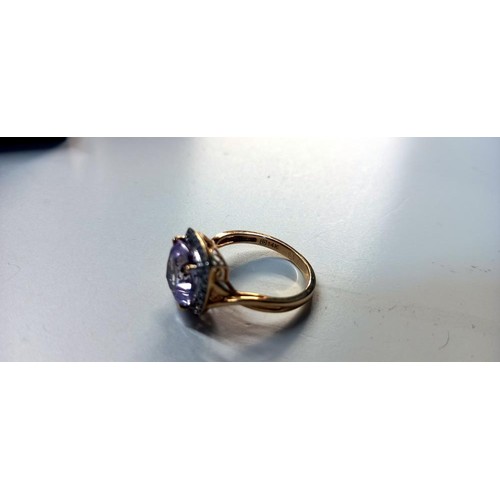 1060C - A 14ct gold ring with large central stone