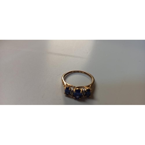 1060F - A 10ct gold ring with blue stones (2.13g)