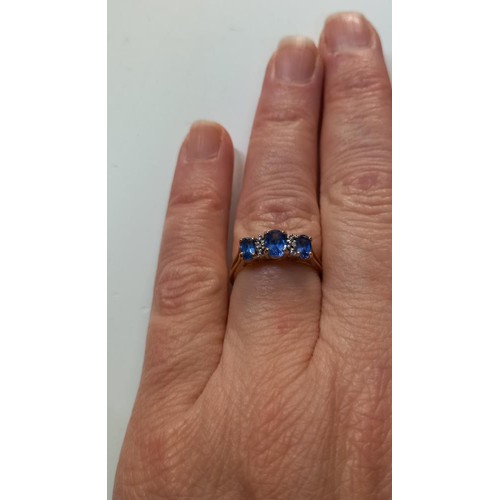 1060F - A 10ct gold ring with blue stones (2.13g)