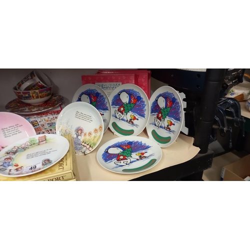 49 - A quantity (8) of Snoopy (Peanuts) Christmas plates, a Beano boxed breakfast set and 3 boxed nursery... 