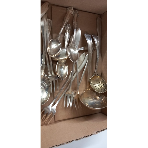 186 - A quantity of vintage silver plate teaspoons