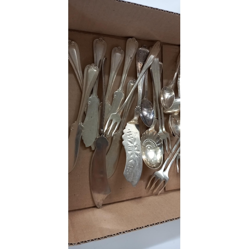 186 - A quantity of vintage silver plate teaspoons