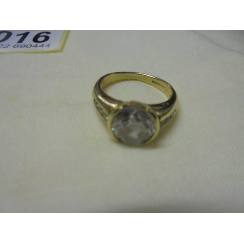 1016 - Two 9ct gold stone set rings, sized K and O, 5.4 grams.