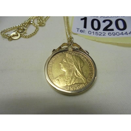 1020 - A Victoria (1900) gold sovereign in a 9ct gold pendant mount on a 9ct gold chain.