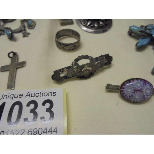 1033 - A mixed lot of vintage silver jewellery including dragonfly brooch, other brooches, bangle, necklace... 