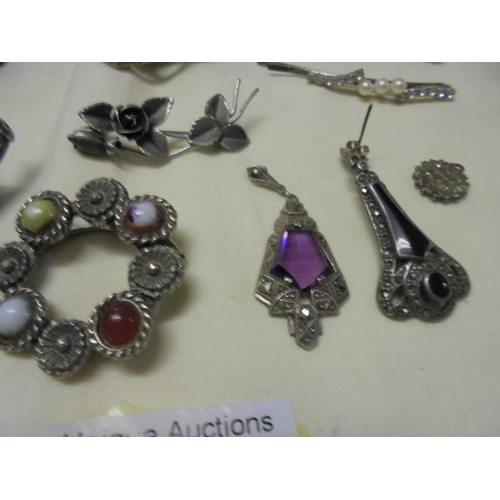 1034 - A mixed lot of vintage jewellery including brooches.