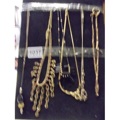 1037 - Six assorted vintage necklaces.