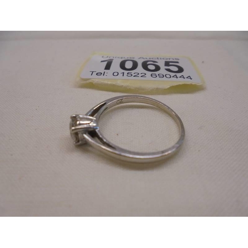 1065 - A 9ct gold ring set single white stone, size R, 2 grams.