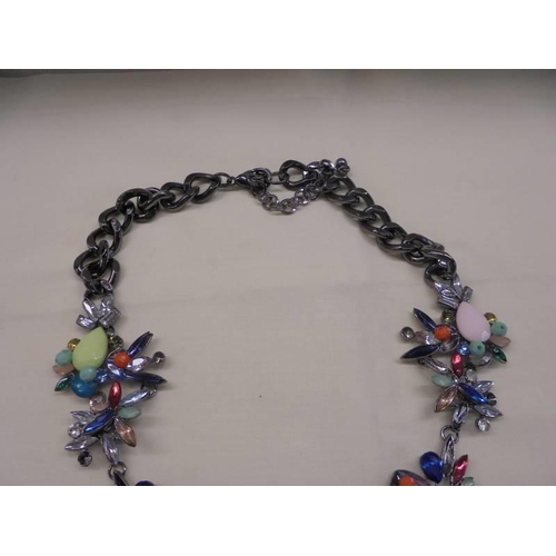 1067 - A vibrant coloured stone necklace.