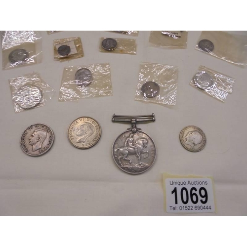 1069 - A mixed lot of 19c and earlier silver coins and a WW1 silver medal.