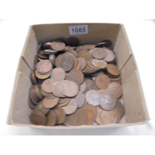 1085 - A box of old mainly Irish copper pennies.