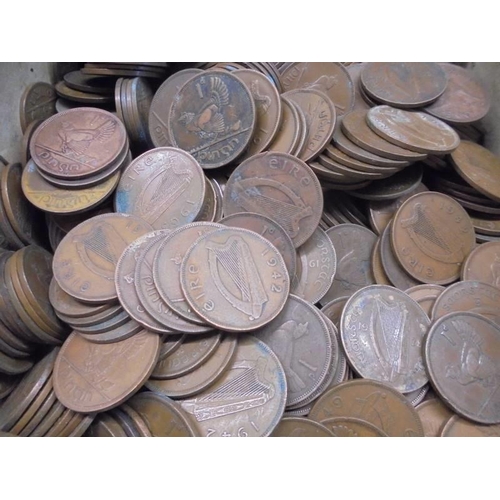 1085 - A box of old mainly Irish copper pennies.