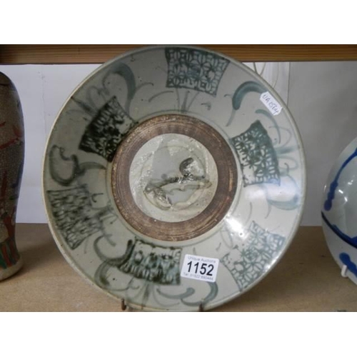 1152 - A late 19/early 20th century pottery bowl.