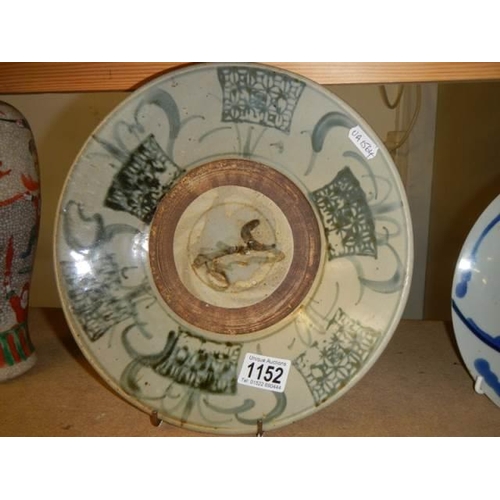 1152 - A late 19/early 20th century pottery bowl.