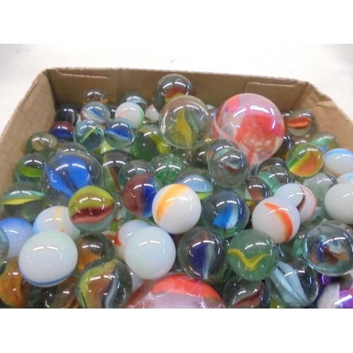 1139 - In excess of 250 vintage marbles.