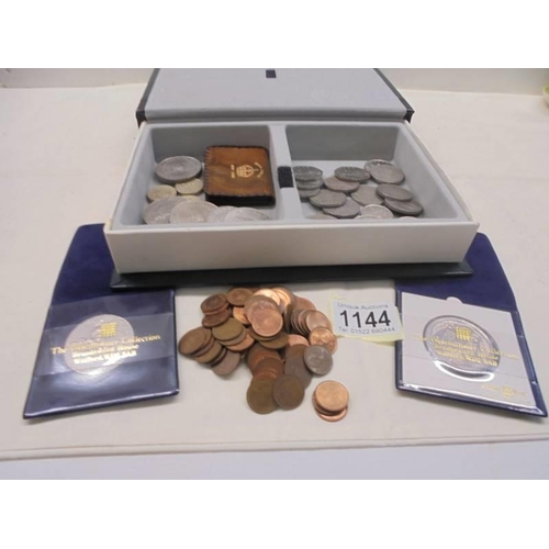 1144 - A box of assorted coins including Churchill crowns.