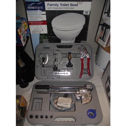 19 - A cased plumbers set (some parts may be missing ) and a family toilet seat COLLECT ONLY