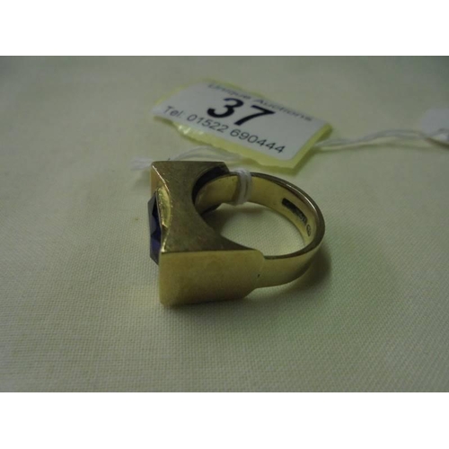 37 - A heavy 9ct gold ring set blue stone, size O, 10.33 grams.