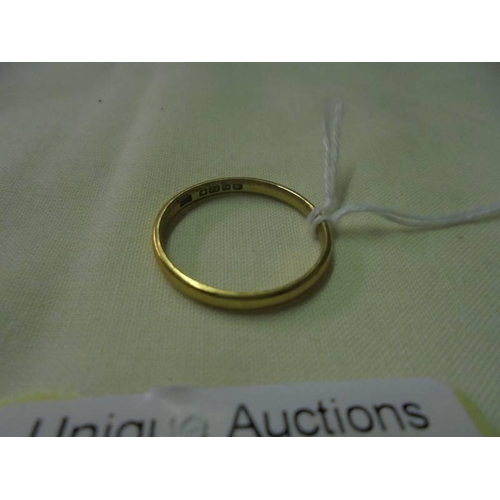 39 - A 22ct gold wedding ring, size S, 2.8 grams.