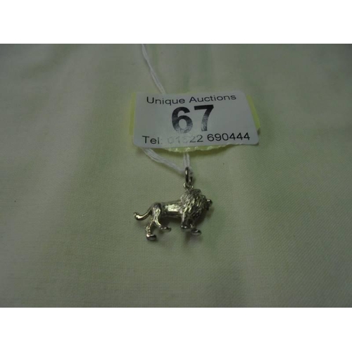 67 - A silver lion pendant/charm.