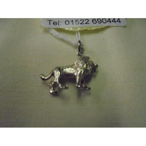 67 - A silver lion pendant/charm.