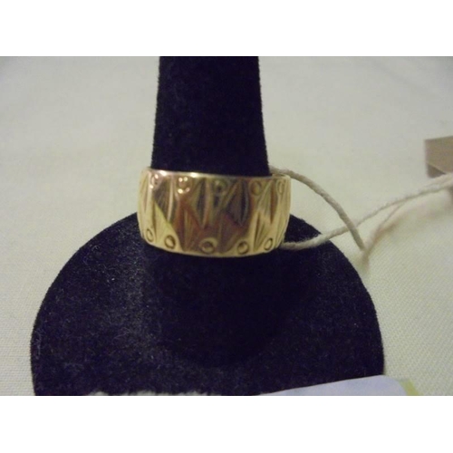 77 - A 9ct gold wedding ring, size M, 4.7 grams.