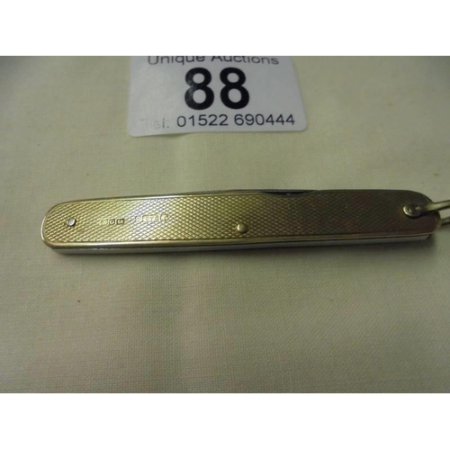 88 - A 9ct gold pen knife,