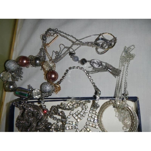 604 - A good lot of vintage necklaces and earrings.