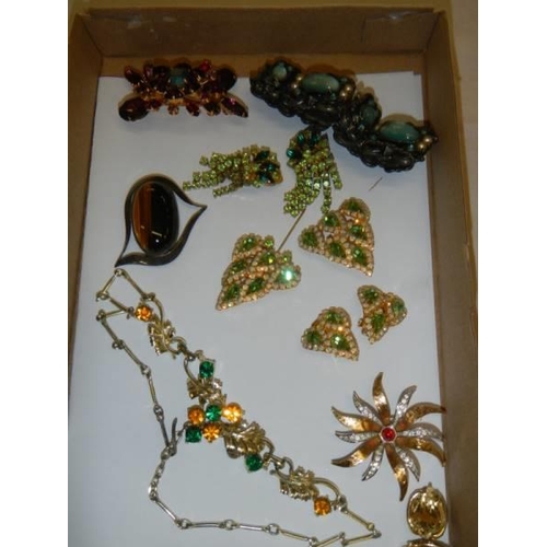 611 - A good lot of vintage costume jewellery.