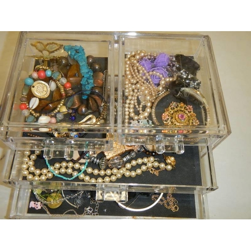 612 - A case of assorted costume jewellery.