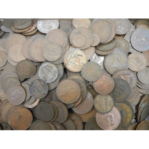 616 - A large quantity of pre-decimal pennies and half pennies.