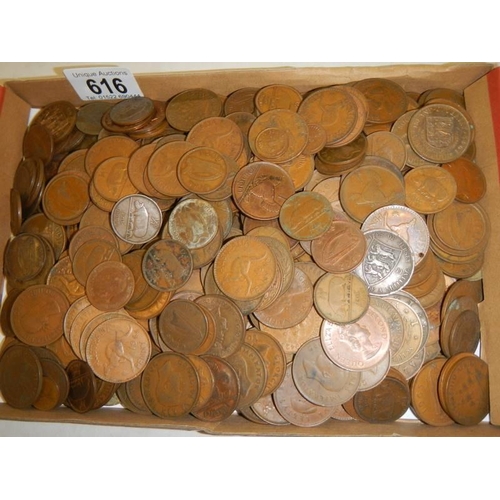 616 - A large quantity of pre-decimal pennies and half pennies.