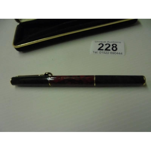 228 - An Italian Gucci ball point pen in a greenb velvet case, in excellent condition.