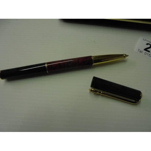 228 - An Italian Gucci ball point pen in a greenb velvet case, in excellent condition.