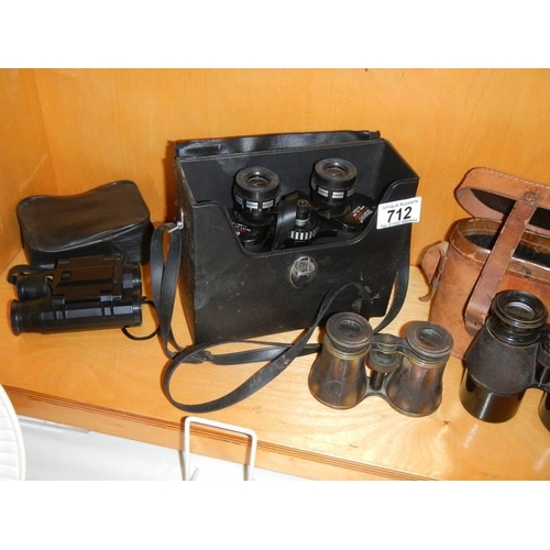 712 - A quantity of vintage binoculars.