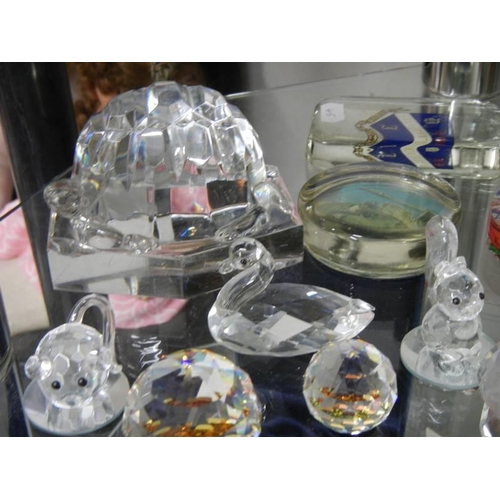 722 - A mixed lot of glass paperweights and ornaments.