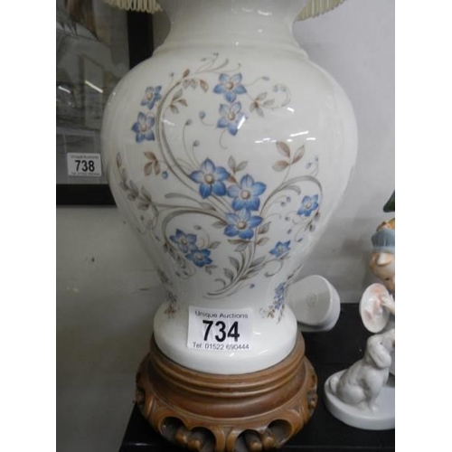 734 - A ginger jar style table lamp.