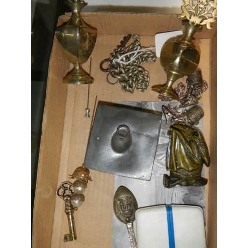 840 - A mixed lot of miscellaneous metal items.