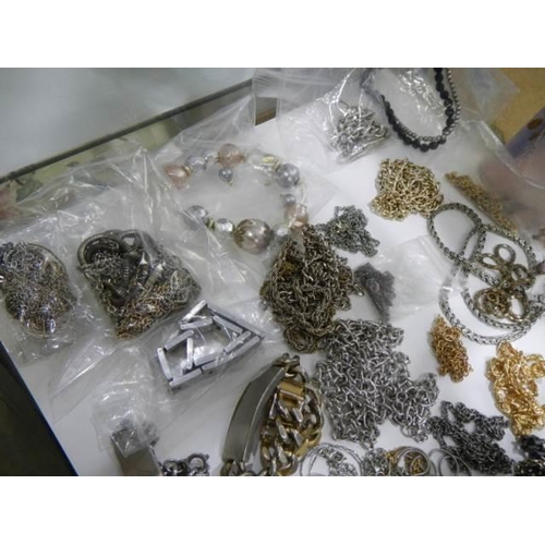 845 - Approximately 35 piece of costume jewellery including necklaces and bracelets.