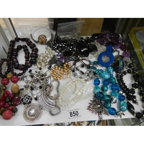 850 - Approximately 20 piece of costume jewellery including necklaces