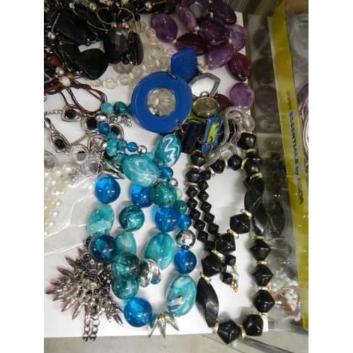 850 - Approximately 20 piece of costume jewellery including necklaces