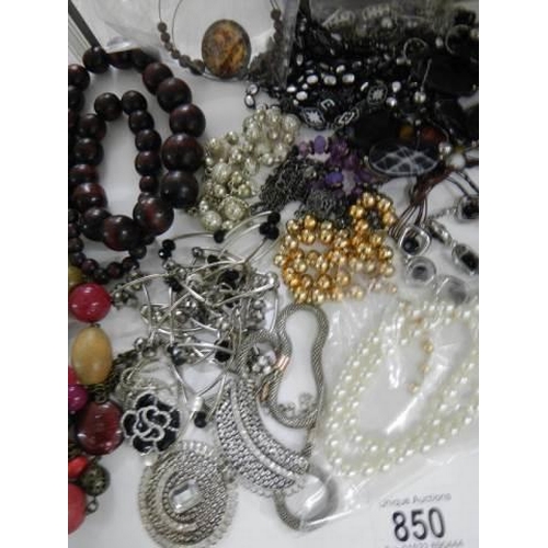 850 - Approximately 20 piece of costume jewellery including necklaces