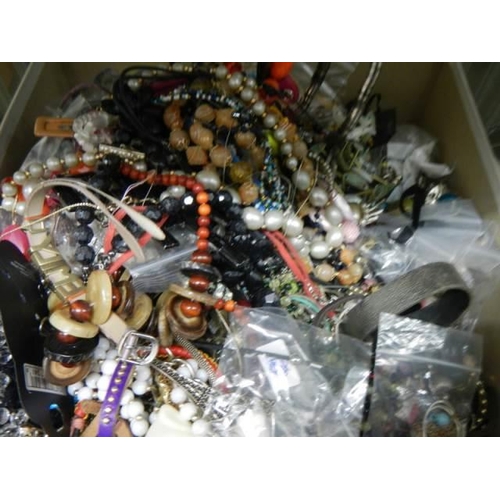 855 - A good lot of costume jewellery.