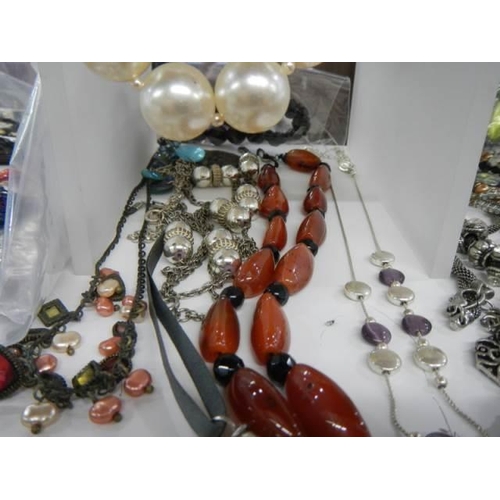 868 - A good lot of costume jewellery.