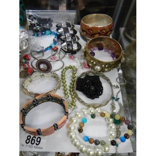 869 - A good lot of bracelets and bangles