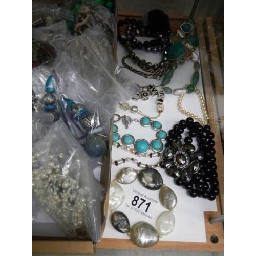 871 - Approximately thirty necklaces.