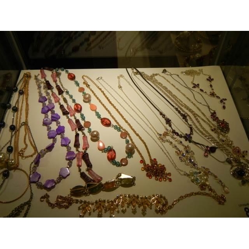 876 - A mixed lot of necklaces.